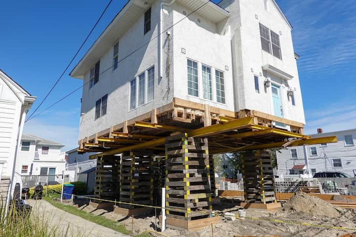 Located in Richmond, Virginia, we are a company that specializes in house lifting, small distance house moving, piles and foundations.